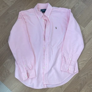 Skjorta Ralph Lauren  - Ralph lauren skjorta i 9/10 skick, använd ett fåtal gånger. Säljes på grund av att den är för liten.  