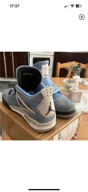 Jordan 4 - Jordan 4 lite använda men syns knappt, jättesköna och passar bra till sommaren 