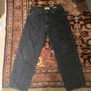 Pull & Bear baggy jeans  - Ett mycket snyggt par pull and bear baggy jeans i utmärkt skick. Midjan skulle jag säga är runt en 31. Baggy och lös rak passform. Meddela mig om priset vid intresse 😃