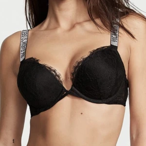 Victoria secret shine strap bh - Säljer min victorias secret shine strap bh i svart. Aldrig andvänd. Säljer eftersom att den inte kommer till andvändning. Står ej för spårbar frakt