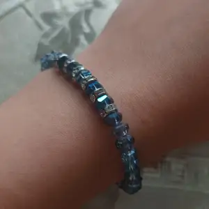 Säljer dena fint magnetisk armband med,blue stenar. 