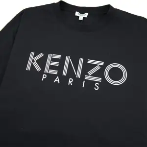 Tja. Säljer en Kenzo tshirt i nyskick. Nypris är 999kr och den är köpt på Johnells. Säljer för 499kr. Storlek L och är vanlig passform. Kan frakta eller mötas upp ✅