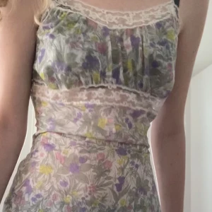 Blommig klänning/topp - Kort blommig klänning. Kan ha som klänning men också fin som en topp till typ jeans! Lite genomskinlig