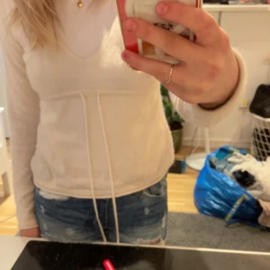 Hm hoodie - Hm hoodie med midje snörning, obs är nopprig‼️💘