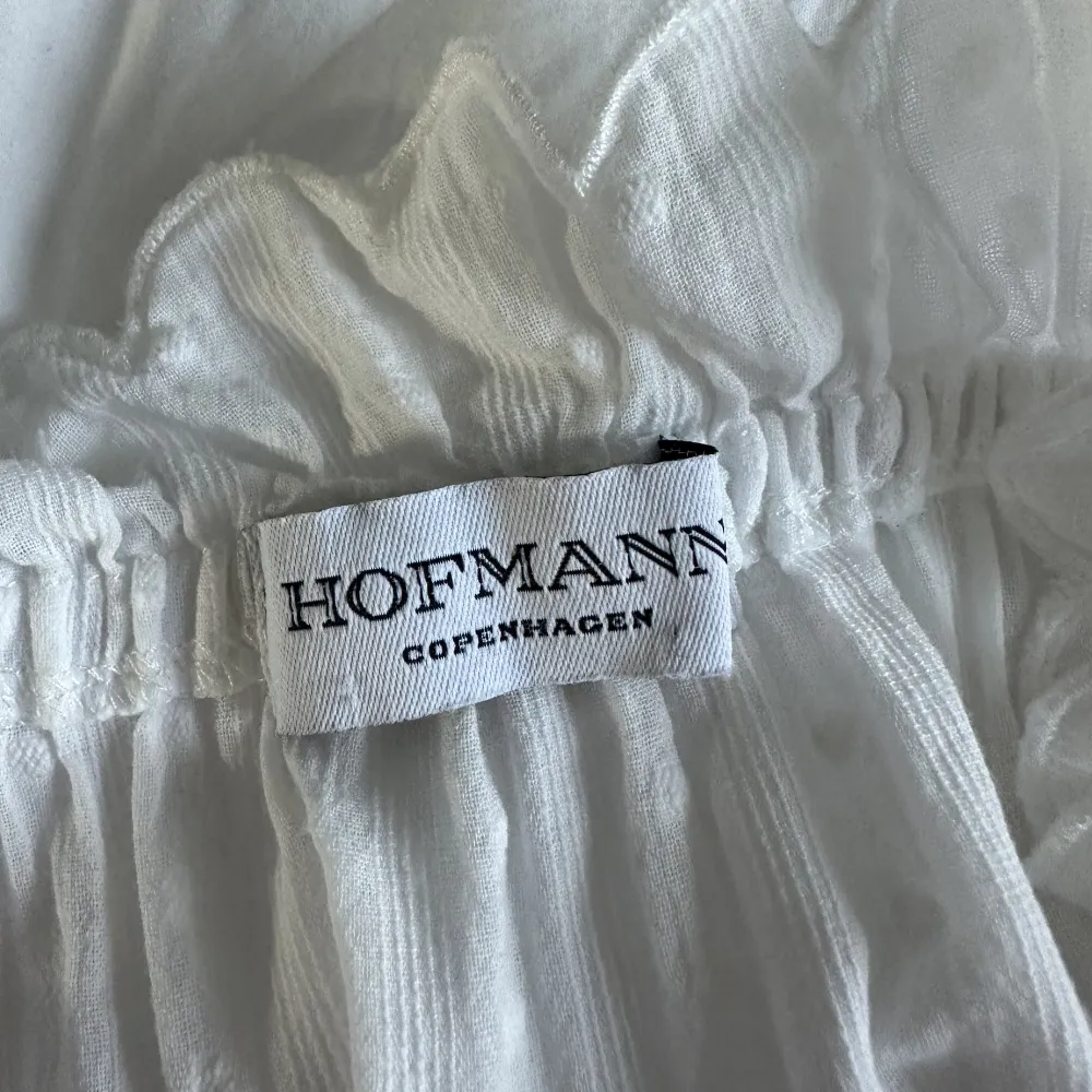 Säljer min gamla studentklänning från Hofmann Copenhagen. Superfin och i nyskick, använd en gång!💕 Nypris: 2799 kr. Klänningar.