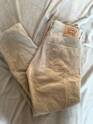 Manchesterbyxor  - Supersköna manchesterbyxor från Levi’s💕 Modell 551 W31 L30. Knappt använda och perfekt längd på mig som är 169