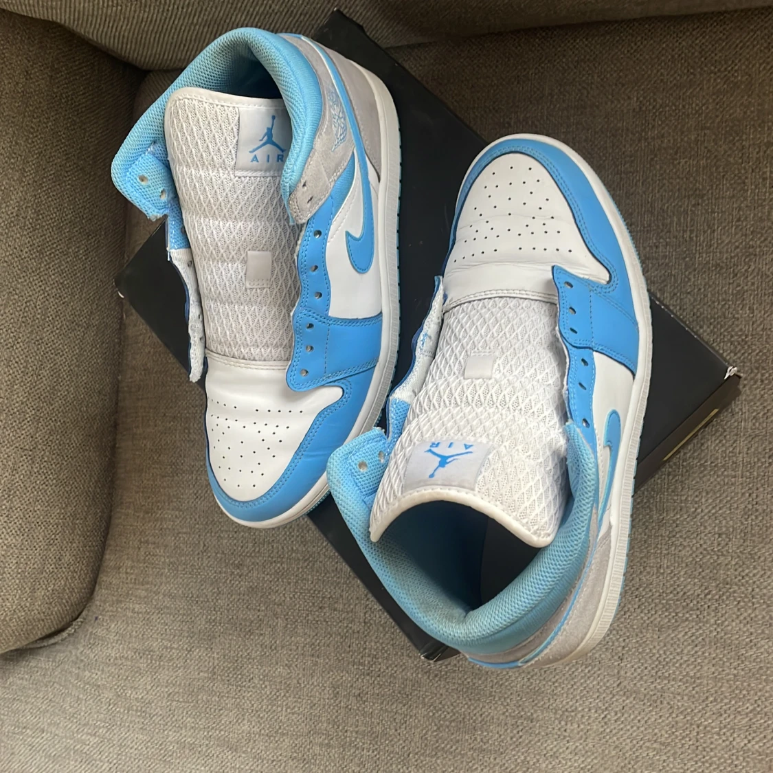 JORDAN 1 "UNIVERSITY BLUE" MID - 90