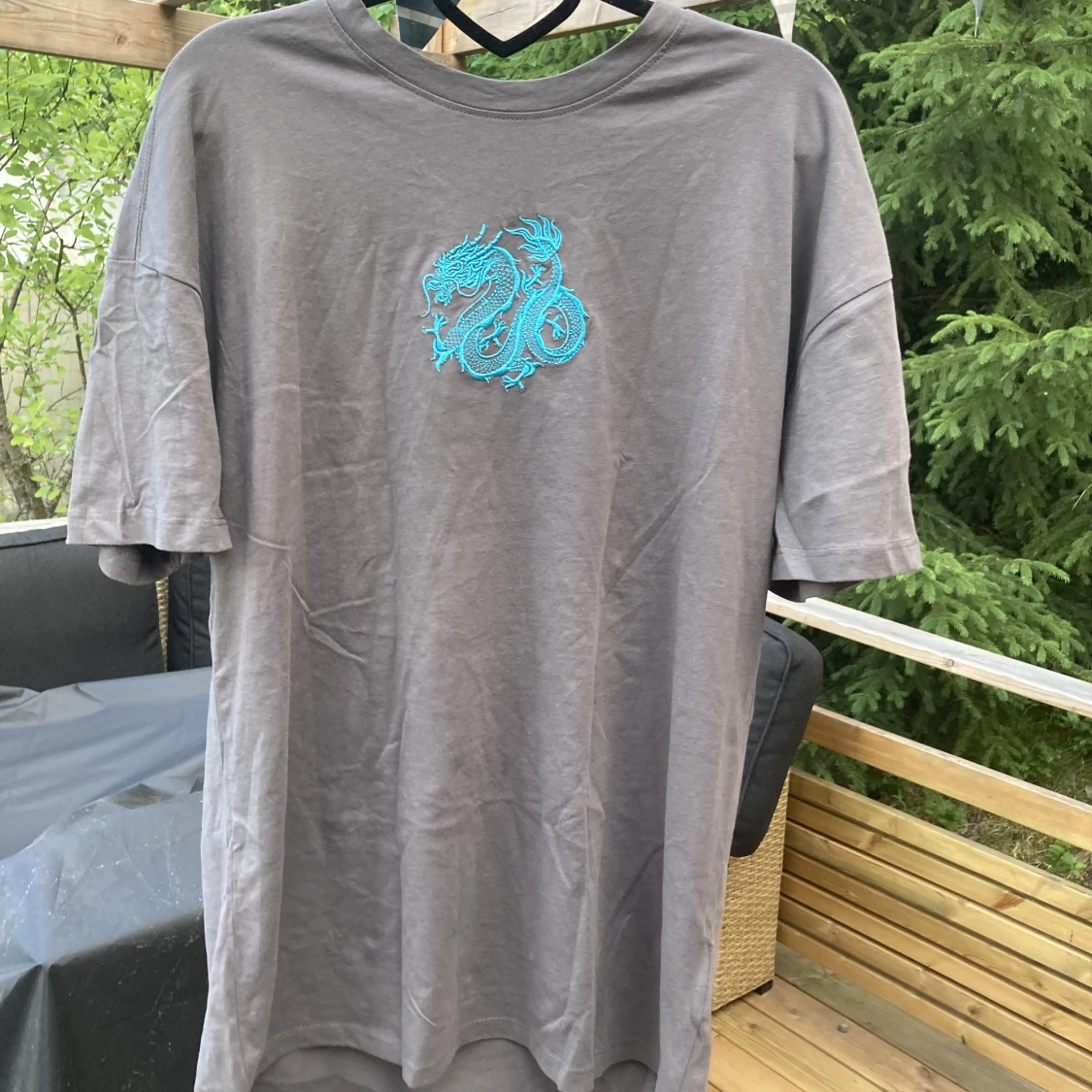 Oversized t-shirt med draktryck - 90