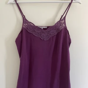 Linne - Gulligt lila linne med spets 