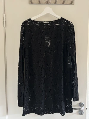 Klänning - Super snygg klänning i spets från Josefin HJs kollektion med nakd. Är aldrig använt prislappar och allt sitter kvar. Är i storlek 38 skulle säga att den passar mer en 36.  Är köpt för 549 säljer för 350kr
