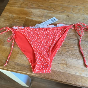 Bikini underdel  - En helt ny bikini underdel med prislappen kvar.