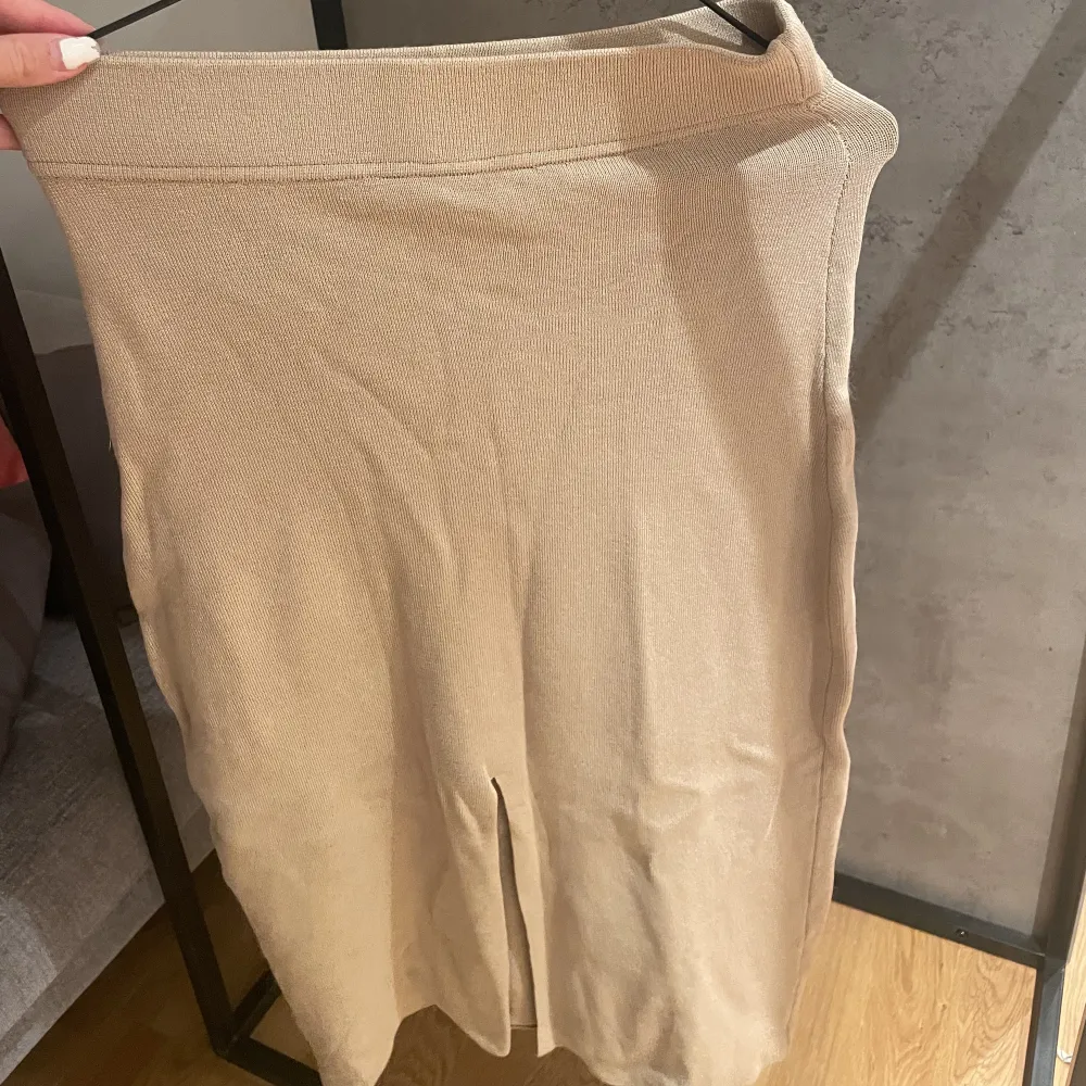 En beige kjol den bik bok k storlek small. Använd 1 gång  Går till knäna. Nypris 400kr. Kjolar.