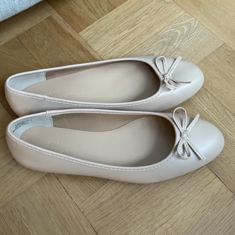 Säljer dessa fina beiga ballerina skor från ASOS, märket ASOS design. Storlek 36. Aldrig använda och säljes då jag har liknande!🤍 först till kvarn!. Skor.