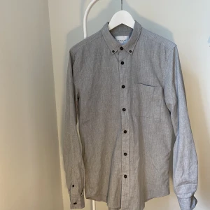 Grå skjorta  - Nu säljs denna fina skjorta från Vailent! Nypris:599kr