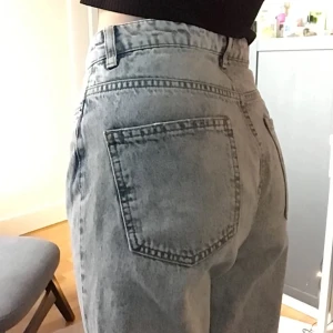 Blåa jeans  - Säljer dessa snygga jeans från Gina tricot då de inte kommer till användning längre. 