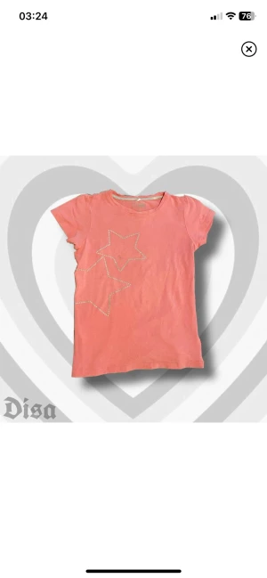 babytee med stjärnor - jättesöt rosa babytee med stjärnor på. har tyvärr en liten fläck (syns på bilden) men annars i bra skick! PÄLSDJUR I HEMMET!