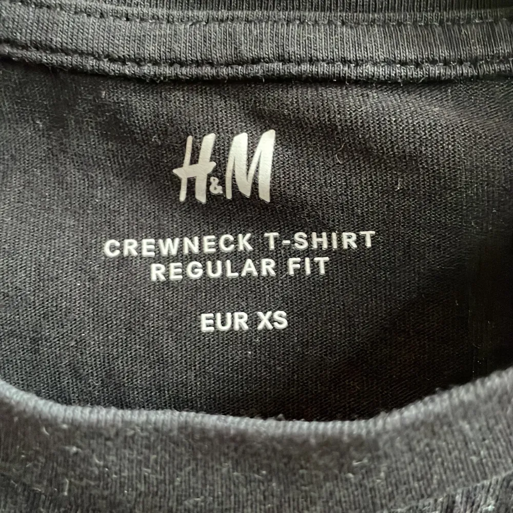 Basplagg från H&M. Inga defekter och inte använd så mycket. Är XS men passar mig som är S 🖤☀️. T-shirts.