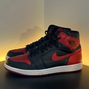Air Jordan 1 Retro High OG Banned - Air Jordan 1 Retro High OG Banned🏀. Tidslös sneaker i den mest klassiska färgen💯. Storlek 47✅. Äkta⚡️. Skicka meddelande för frågor / fler bilder🤝. 