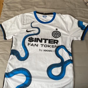 Inter tröja - Äkta✅, helt ny har endast hängt på väggen, säljer för ska flytta, skriv pm vid fler frågor