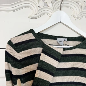 ICHI tröja - Långärmad tröja från ICHI, grön, beige och svart randig. ☺️🌼