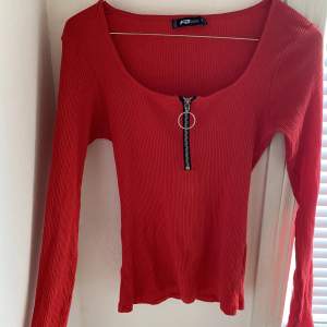 Säljer en skit fin röd tröja från New Yorker i storlek S💕💕