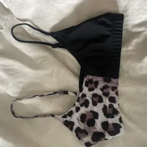 En super härlig bikini överdel,  som är svart med leopard mönster  . Storlek S. Sitter super fint på. Slutsåld på hemsidan för tillfället😍köparen står för frakten ,30 kr