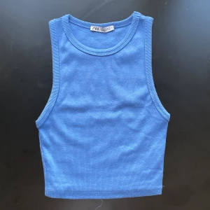Topp - Säljer denna topp från Zara, väldigt fin färg. Säljer då den tyvärr inte kommer till användning. Storlek ”M” men eftersom den är tight passar den även XS och S