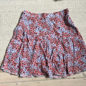 Minikjol - Blommig minikjol från hm stl 34 men något liten i storleken, nyskick!
