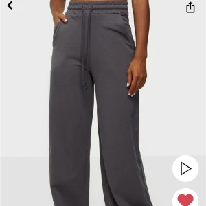 NLY mjukisbyxor strl S - Gråa vida mjukisbyxor från NLY trend i storlek S. Dem är långa och passar mig som är 170.
