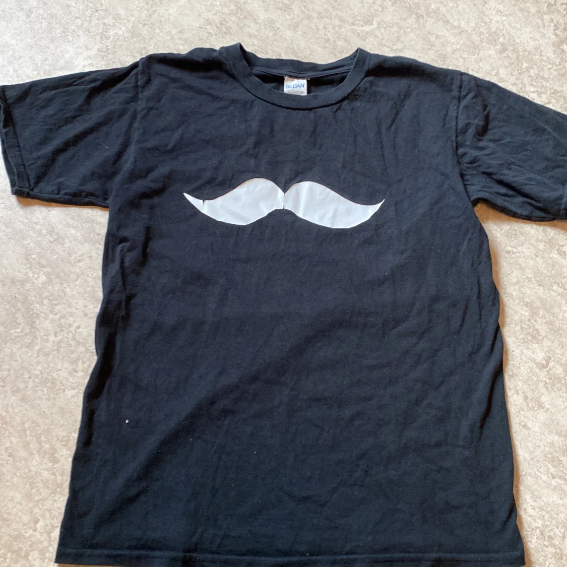 T-shirt med mustasch 