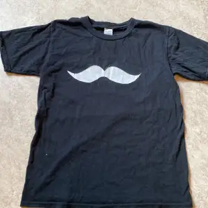 Tryck ej på köp nu! Fin t-skirt med mustasch-print. Troligtvis från Wish. Använd ett fåtal gånger. Mustasch-printer har gått sönder i vissa delar därav priset. Katt finns i hemmet. Kontakta vid fler frågor. 