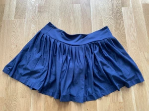 Vintage tenniskjol - Vintage tenniskjol märket fila köpt på secondhand, passar m-l Har undershorts 