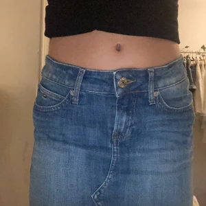 Jeans kjol - Low waist jeans kjol från Tommy Hilfiger, tryck gärna på köp nu🫶🏻