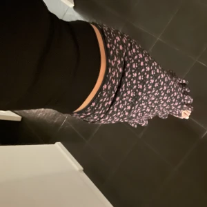 Kjol - Kjol, helt oanvänd!! Kjolen är i storlek M men passar mig som är en XS/S