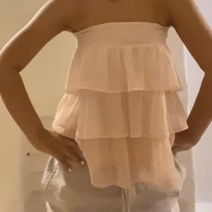 Kjol  - En supersöt kjol från Lindex barnavdelning storlek 146/152 men skulle uppskatta som en Xs/S. Funkar att ha som både kjol och topp💘