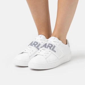 Karl lagerfeld Kupsole Sneakers - Karl lagerfeld skor i storlek 37,  slitna men de går att tvätta. Nypris: 2235. Kan gå ner i pris, kom med prisförslag !❤️