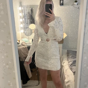 Klänning  - Super fin vit klänning ifrån Gina Tricot. Helt oanvänd Storlek 36