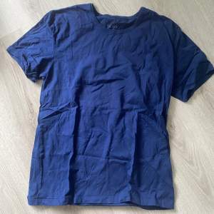 Mörkblå Hugo boss t-shirt som knappt är använd pga köpt i fel färg 
