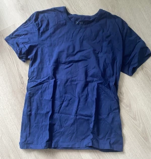 Hugo boss T-shirt  - Mörkblå Hugo boss t-shirt som knappt är använd pga köpt i fel färg 