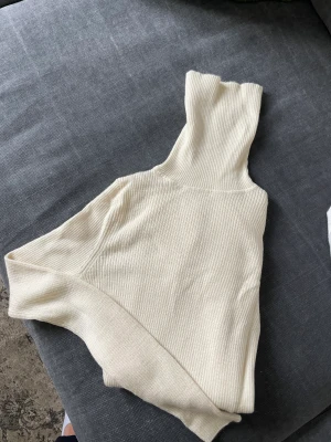 100% ull nyskick (xs) - Krämvit polotröja från uniqlo. Knappt använd! 100% ull och INGA noppror el dyl.  Tunn så funkar lika bra på sommaren som vintern
