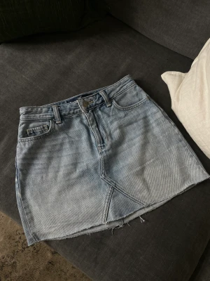 Jeanskjol hollister w24 - Jeanskjol från Hollister. Se bild för storlek. Använd men i väldigt fint skick! Mer blå i verkligheten än på bild