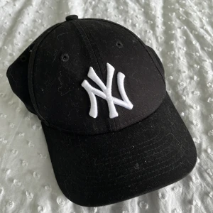 Keps - Svart keps från new era/new york yankees, knappt använd alltså bra skick/nyskick