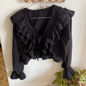 Topp - Jätte fin topp/kofta från missay som tyvärr blivit för kort för mig då jag är ganska lång! Storlek one size så skulle säga att den passar XS-S/M berodde på hur lång man är. Den är tunn så passar perfekt nu till sommarkvällarna!