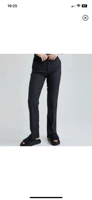 Kostymbyxor  - Säljer det populära lågmidjade kostymbyxorna ifrån bik bok, säljer pga fel storlek. Nypris är 399 kr