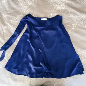 Blå vacker och somrig silkes kjol från Vila! Nyskick! 🦋💙✨