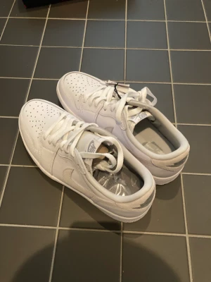 Nike Air Jordan 1 Low (OG) - Det är Jordan 1 low, dom är sköna att ha på, dom är snygga skor, och håller bra!