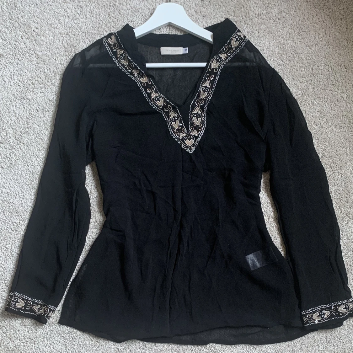 Svart blus med mönster