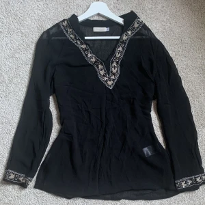 Svart blus med mönster  - Ursnygg svart blus från Bonaparte med mönster på kragen och ärmarna⭐️💋Även lite genomskinlig vilket är supersnyggt! Den är storlek 42 men den passar perfekt på mig som vanligtvis har S i storlek. Den sitter inte oversized och passformen är jättefin på mig⭐️