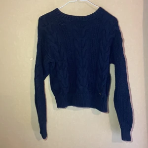 stickad tröja - mörkblå stickad tröja. Barnstorlek 146/152 eller XXS