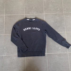 Henri Lloyd tröja - En av mina gamla Henri Lloyd tröjor som nu har blivit för liten. Den är i bra skick. 